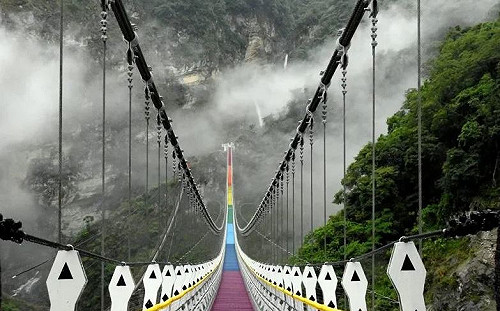 賞山景瀑布！南投雙龍七彩吊橋6/20正式開放