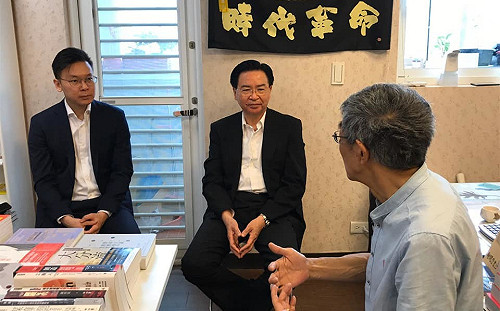 吳釗燮訪銅鑼灣書店強調「勿忘六四」 林榮基提醒台灣政府小心