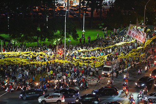罷韓遊行最終點  長長人龍看不到盡頭「無法估算人數」
