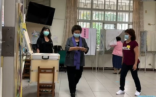 現場直擊》8:40現身投票所 陳菊:善盡高雄公民的責任