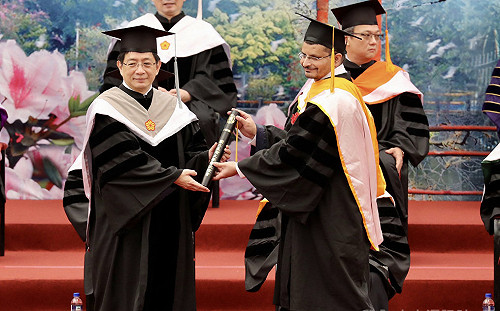 管中閔勉台大畢業生 常保關懷培養文化智商