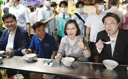 現場直擊》蔡英文總統率內政交通部長走訪基隆  推銷廟口夜市美食