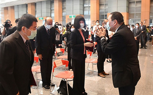 新北17區長就職  侯友宜三提醒「承擔、犧牲、榮譽」