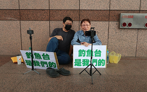 杏仁哥、村長赴民進黨直播  性騷擾女記者：你要在這邊陪我們嗎？很漂亮耶