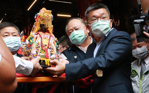 大甲媽祖神像上轎深夜起駕  1800警力協助人流管控