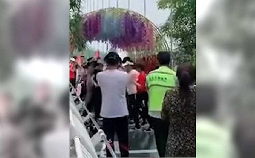 中國大媽在風景區玻璃橋上集體大跳廣場舞 保全崩潰喊：橋快垮了！