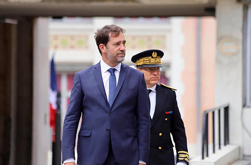 法國警察不滿政府禁止「鎖喉」 湧至巴黎市中心抗議