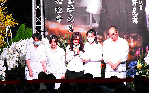 許崑源追思會湧上千人  遺孀代表遺屬感謝各界一路陪伴