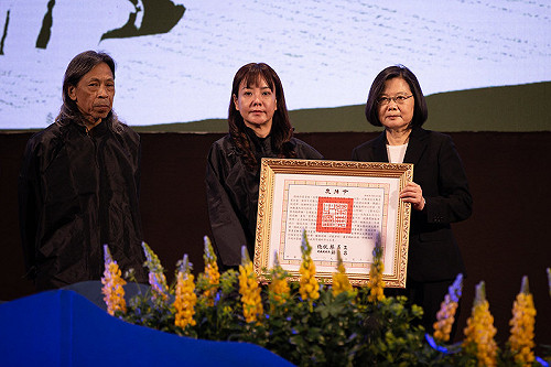 表彰鍾肇政對客家文化、台灣文學貢獻 蔡總統頒褒揚令