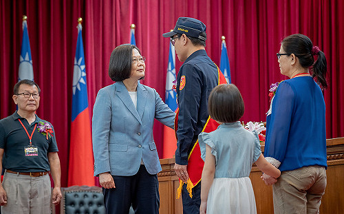 李承翰姊夫獲全國模範警察 蔡英文拍肩：多照顧岳母