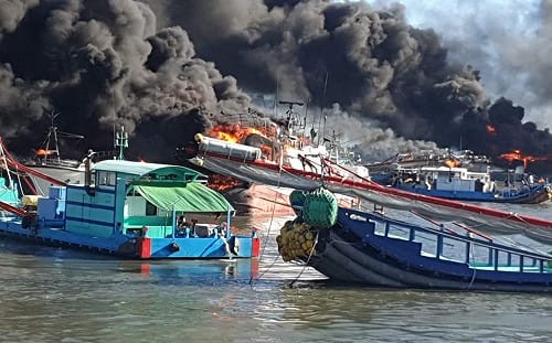 快訊》屏東東港鹽埔漁港火燒數船  高雄可見濃煙竄天  災損至少上億