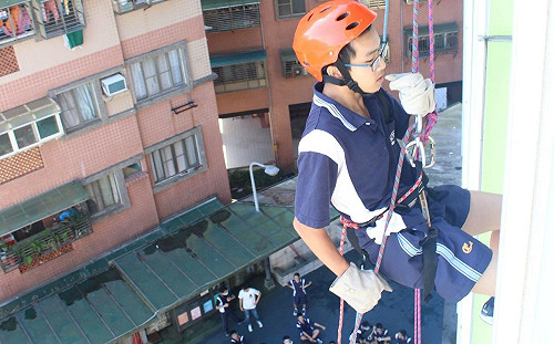 最難忘的求學生涯!  新北竹林中學高空垂降領畢業證書