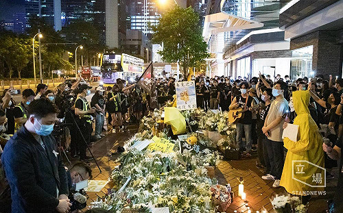 香港反送中》抗爭者悼念殞命烈士  港警數度警告不解散就執法