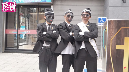 反骨男孩「黑人抬棺」挨轟種族歧視！4點聲明：反應迦納民眾抬棺舞的趣味