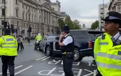 (影)英首相強森驚傳車禍！示威者攔車抗議「捷豹」座車急煞遭追撞