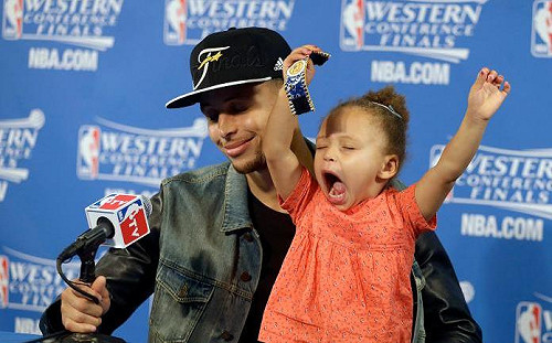 NBA／從小教育尊重人權　柯瑞帶7歲女兒參加抗議遊行