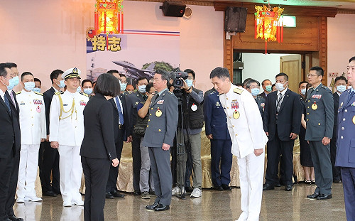 私菸案遭記大過、還升少將 陳敏華兩度狂奔給媒體追