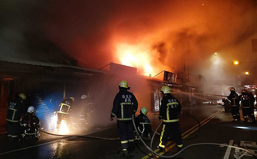 小貨車相撞  造成苑裡山腳市場48處攤位、10多連棟店鋪全毀