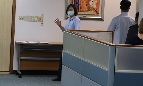 蔡英文重申廢考監是黨一貫主張後 看了柯建銘一眼