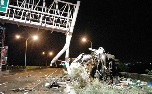 大貨車撞護欄起火燃燒 2人送醫後不治