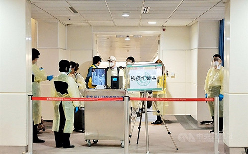 境外生返台首批8人 各校輪值機場協助