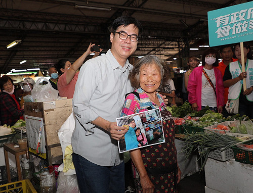 感激2年前支持 陳其邁再遇「邁粉」賣菜嬤 2度鞠躬、按摩