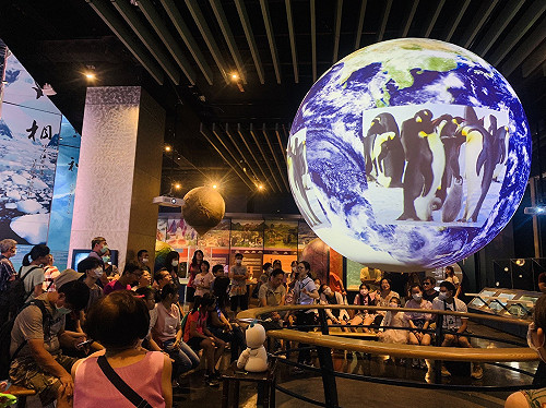 跟過年一樣熱鬧！基隆海科館人潮從早到晚不間斷