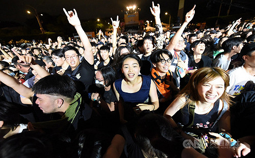 滅火器樂團引爆凱道  藝文大匯演湧入6萬人潮