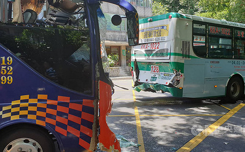 陽明山公車和遊覽車擦撞 1骨折23輕傷