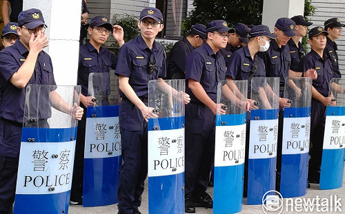 國民黨團破門突襲立院 綠委嗆：陳菊為台灣民主被關時這幾個立委在哪？