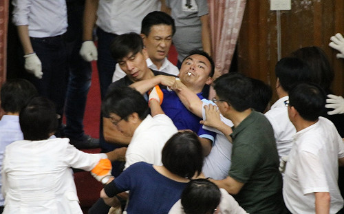 洪孟楷先打邱議瑩？ 國民黨團控：民進黨是「暴力黨」