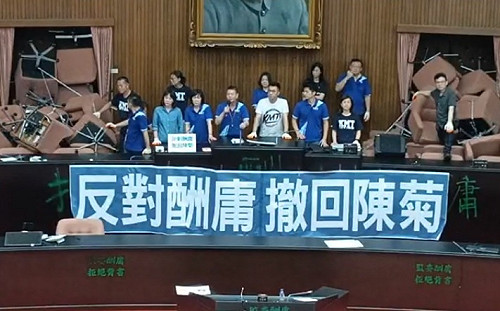 藍委抗爭20小時破功 趙少康狠酸：看了笑掉我的大牙.....