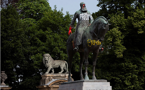 比利時前國王因種族主義被潑漆  官方對前殖民地剛果僅表達「遺憾」