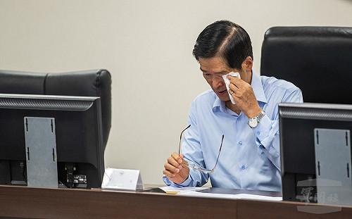 提及殉職的海軍陸戰隊2位上兵 嚴德發一度哽咽拭淚