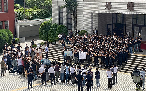 黑衣人圍議場? 陳柏惟稱預測成功：爛戲一場 劇本該送垃圾桶 ！