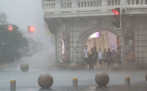 (影) 暴雨炸上海天整個黑掉 藍色預警信號更新為黃色信號
