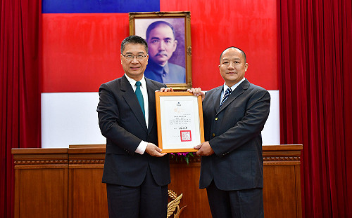 獲模範公務員表揚  緝毒達人謝典龍去年破走私毒品案近2噸