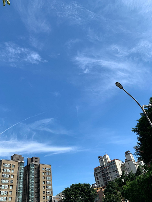 又熱又曬！全台高溫上看36°C 北宜花短暫雷雨