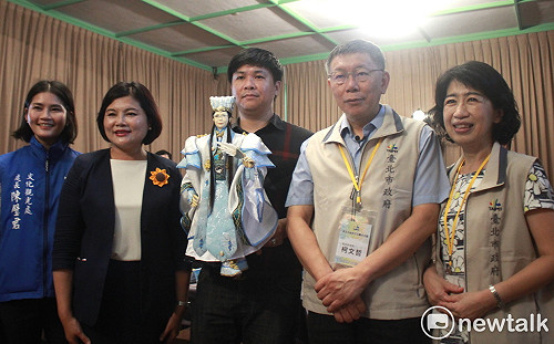 雲林贈手工雕刻柯P版布袋戲偶 柯文哲驚呼：3D列印？