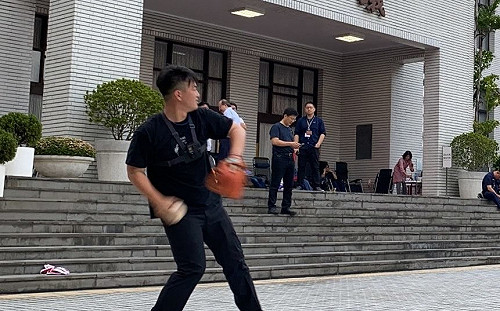 (影)藍委佔立院》劍拔弩張氣氛之外 陳柏惟樂成立院投球第一人