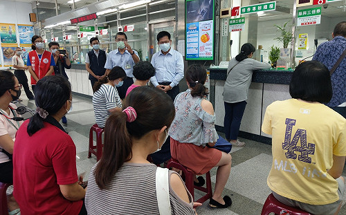 (影)捕獲野生龍龍！三倍券今開賣 林佳龍現身台中向上郵局