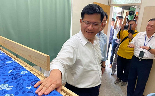 龍龍力拼人本交通！林佳龍優化台鐵休息室：環境不好影響服務