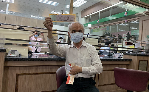 三倍券首購第一天！全台紙本購領人數破140萬