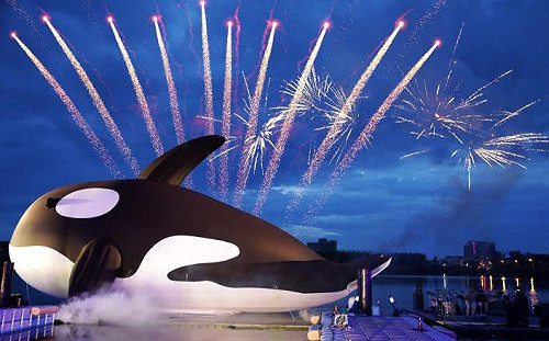 全球最大！3層樓高呆萌虎鯨「游」進台南