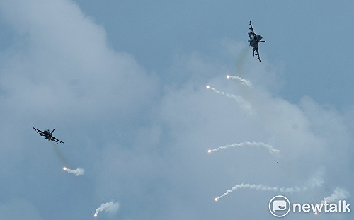 F-16飛官辛柏毅跳傘失聯逾12小時　家屬淚喊「撐住回家」軍民搜救持續