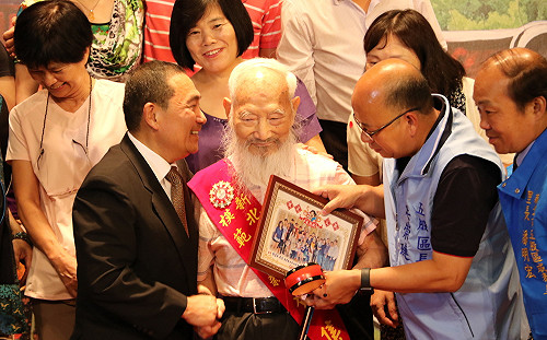 新北表揚58位模範父親　侯友宜甜喊「阿爸我愛你」