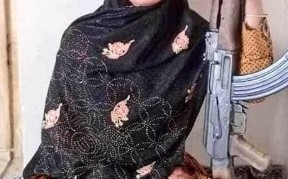 目睹父母被殺!阿富汗少女抄AK47掃射 擊斃2塔利班兇手救弟報仇