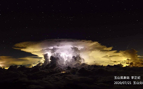 雨炸嘉義！玉山炸出美麗星雲共舞  氣象局：嘆為觀止可遇不可求