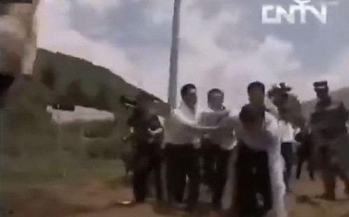 「掉進習近平的泥潭裡」李克強勘災跌倒影片瘋傳 傳中共下令封殺