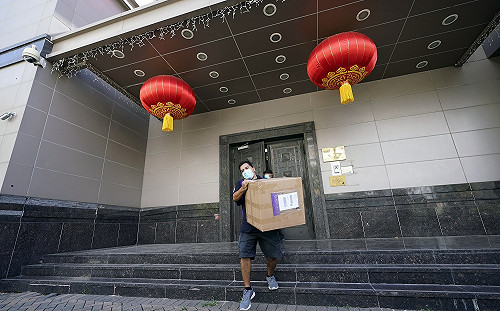 中國拒關駐休士頓領事館 揚言「讓我們瞧瞧明天會有什麼事發生」